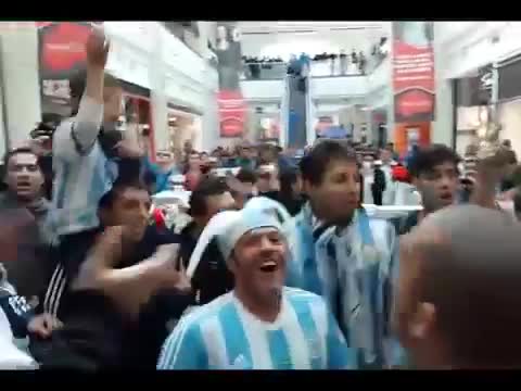 Video: Argentinos hacen ofensivos cánticos contra Chile