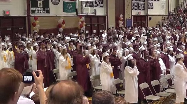 Video: Flash mob con canción de Taylor Swift sorprende en graduación