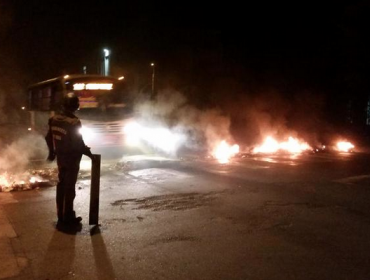 Barricadas en diversos puntos de Santiago provocan desvió de tránsito