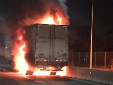 Camión se incendió en autopista Central con departamental