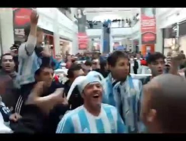 Video: Argentinos hacen ofensivos cánticos contra Chile