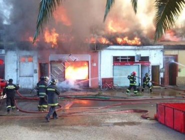 Feroz incendio consumió locales comerciales y viviendas en Papudo