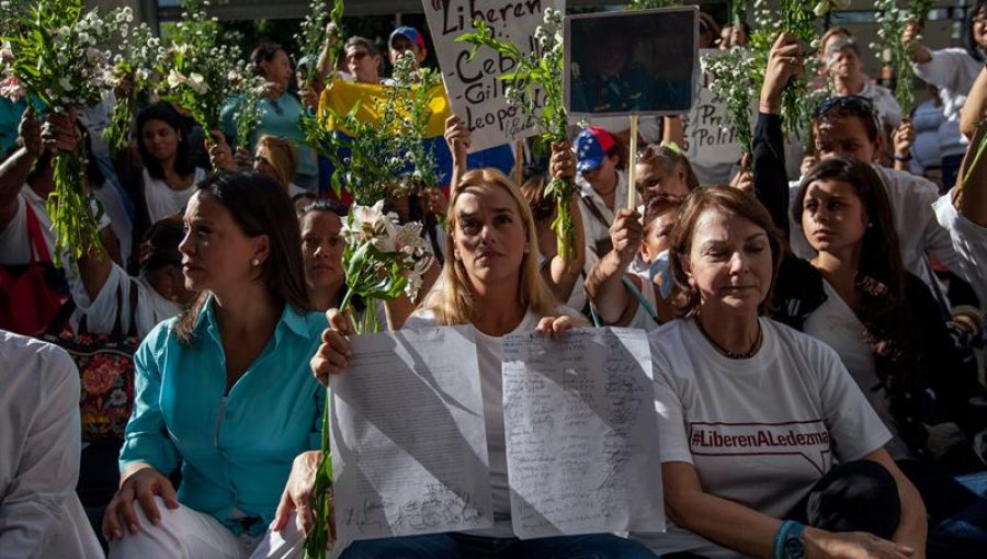 Esposa de López pide que médico personal evalúe al opositor y convoca marcha