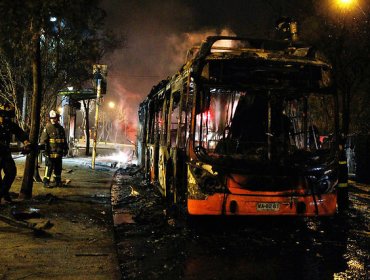 Antisociales quemaron bus del Transantiago en San Bernardo