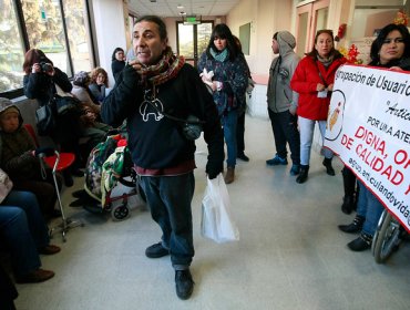 Pacientes del Hospital San José protestan contra las listas de espera