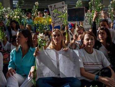 Esposa de López pide que médico personal evalúe al opositor y convoca marcha