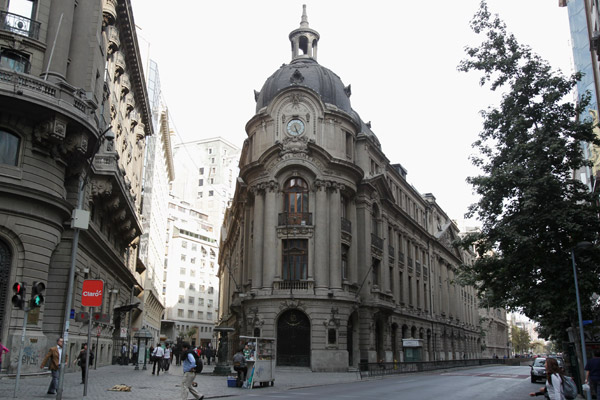 La bolsa de Santiago baja un 0,54 % y cierra en 3.893,14 puntos