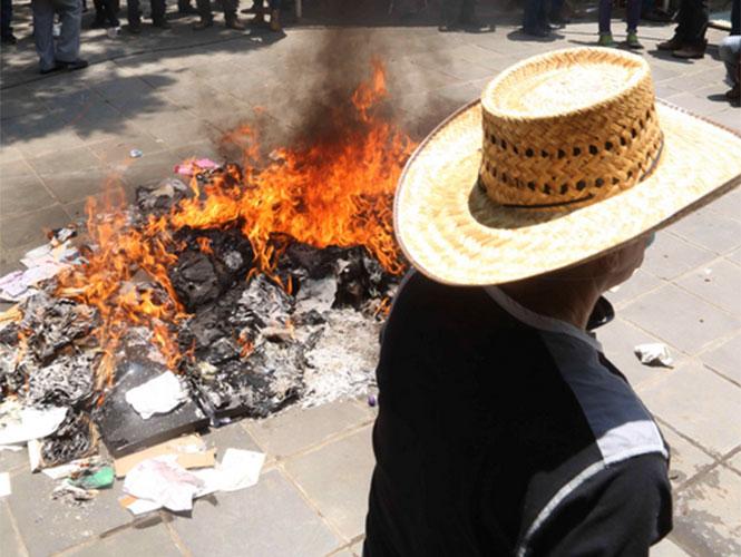 Encapuchados queman exámenes de evaluación a maestros en el sureste de México