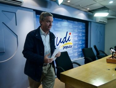 Kast (UDI) acusa "intransigencia" de profesores e "incapacidad" de Eyzaguirre