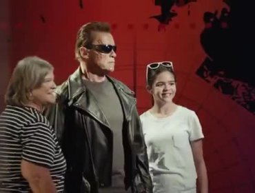 Video: Arnold Schwarzenegger hace broma en museo de cera disfrazado de “Terminator”