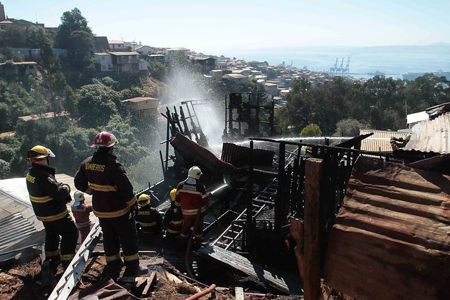 Damnificados de incendio de Valparaíso de 2014 amenazan con huelga de hambre