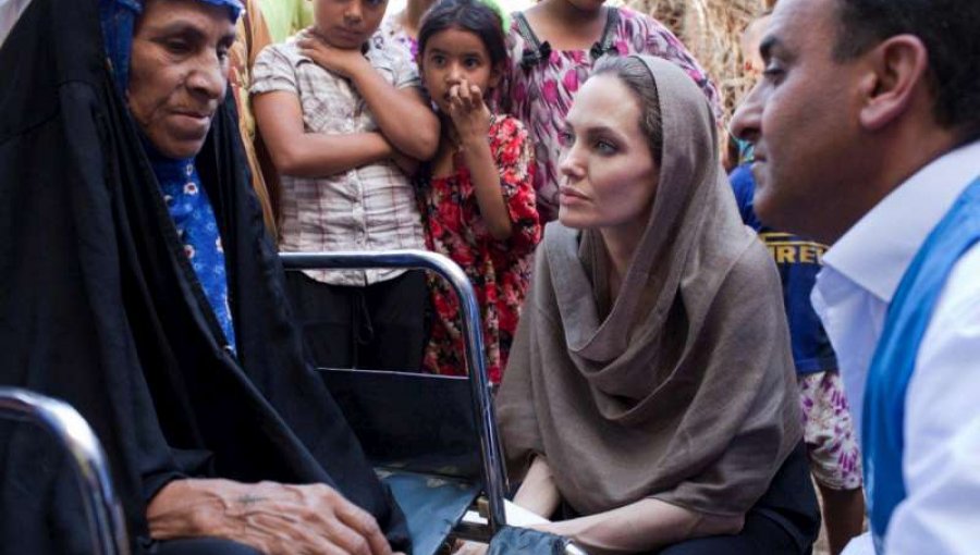 Angelina Jolie visita un campo de refugiados sirios como embajadora de ACNUR