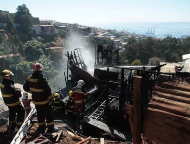 Damnificados de incendio de Valparaíso de 2014 amenazan con huelga de hambre