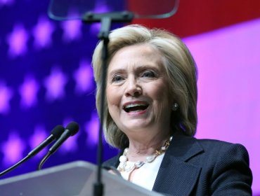 Hillary Clinton pide reformas sobre tenencia de armas y abordar el racismo