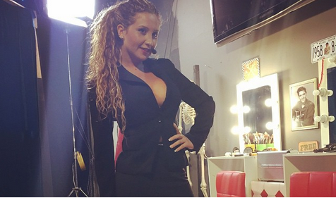 Luli arrasa en Twitter y se luce con coqueto look en parodia de The Voice