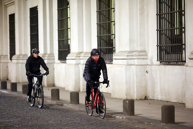 Titular de Interior da ejemplo y llega pedaleando hasta La Moneda