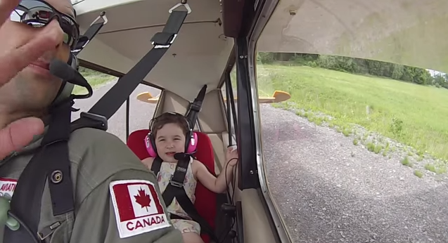 Video:La sorprendente reacción de una niña en su primer vuelo acrobático