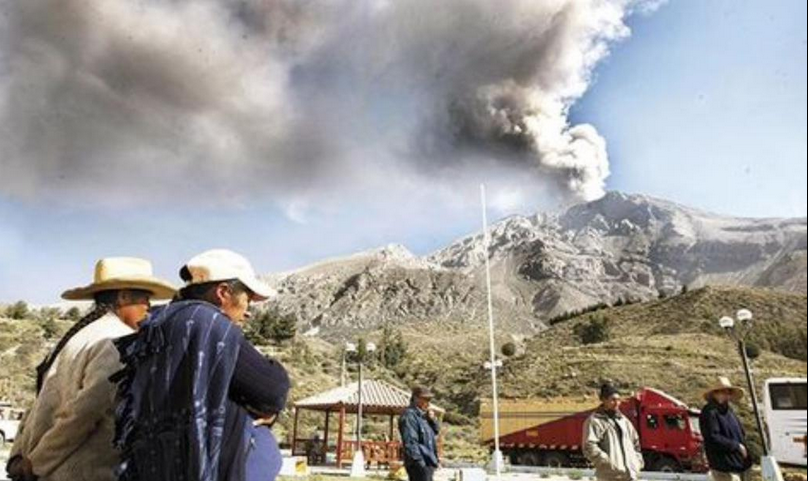 El volcán Ubinas registra nueva explosión en el sur de Perú