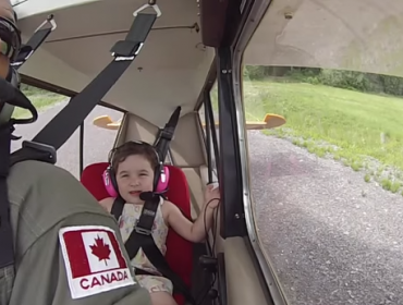 Video:La sorprendente reacción de una niña en su primer vuelo acrobático