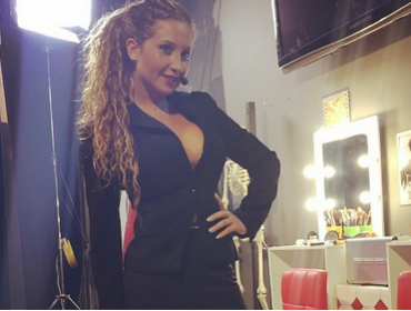 Luli arrasa en Twitter y se luce con coqueto look en parodia de The Voice