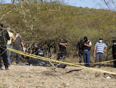 Hallan diez cuerpos en fosas clandestinas en el sur de México