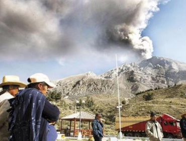 El volcán Ubinas registra nueva explosión en el sur de Perú