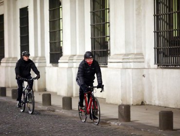 Titular de Interior da ejemplo y llega pedaleando hasta La Moneda