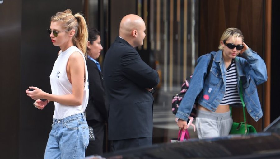 Miley Cyrus y su "novia" son captadas al salir de un hotel