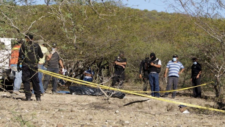 Hallan diez cuerpos en fosas clandestinas en el sur de México