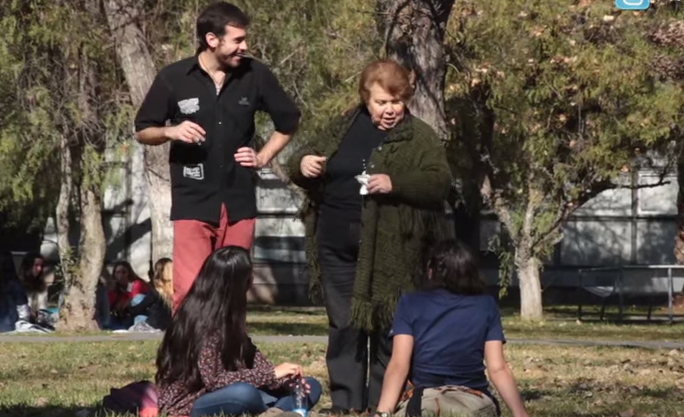 Video: Abuela que busca novia a su nieto es furor en la web