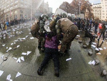 Detienen a profesores tras manifestación frente a La Moneda