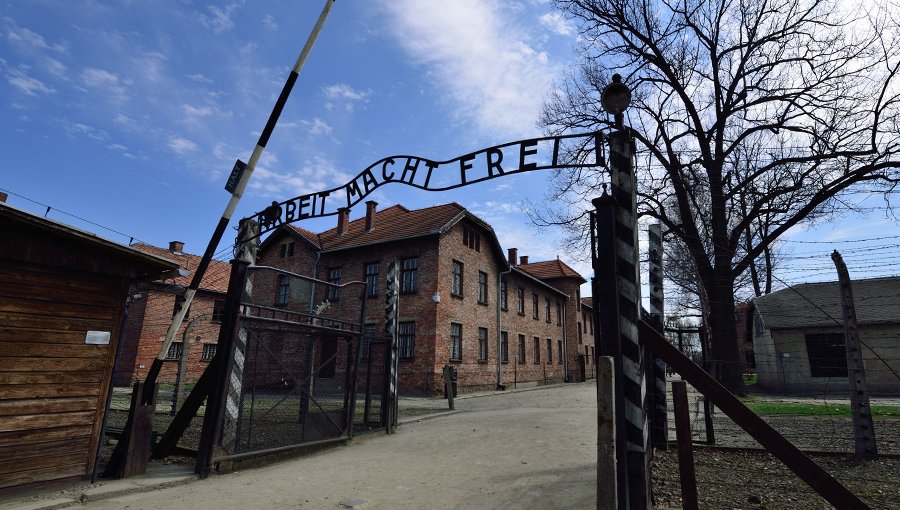 Detenidos dos británicos por robar artículos de campo concentración Auschwitz