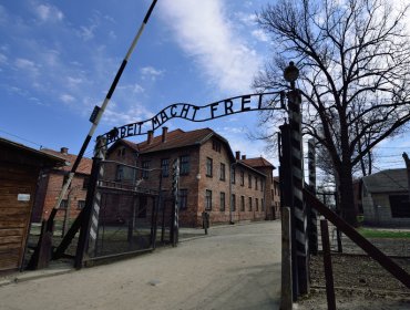 Detenidos dos británicos por robar artículos de campo concentración Auschwitz