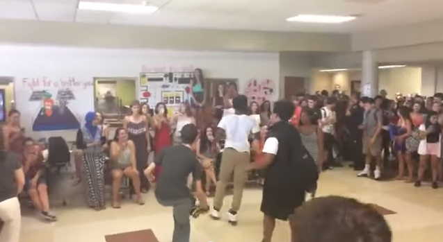 Video: Joven "Nerd" sorprende con pasos en combate de baile