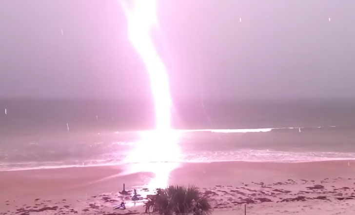 Video: Impresionante rayo impacta en playa de Florida