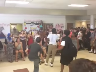 Video: Joven "Nerd" sorprende con pasos en combate de baile