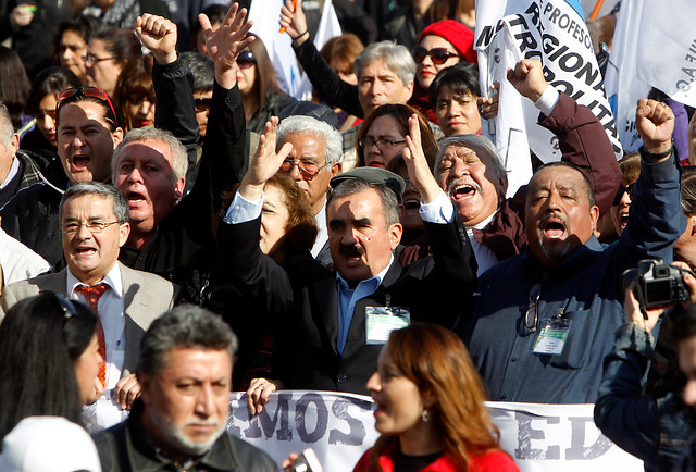 Profesores se manifestaron frente al Ministerio de Educación