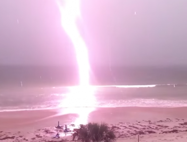 Video: Impresionante rayo impacta en playa de Florida