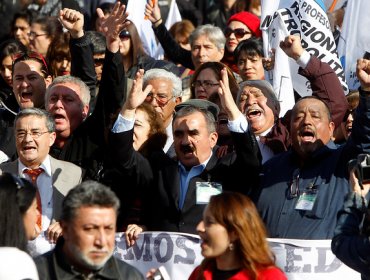 Profesores se manifestaron frente al Ministerio de Educación