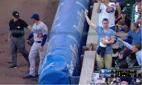 Video: Hincha atrapa una pelota de béisbol con su bebé en brazos