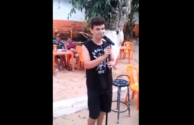 Video: Joven impacta interpretando canción de Whitney Houston