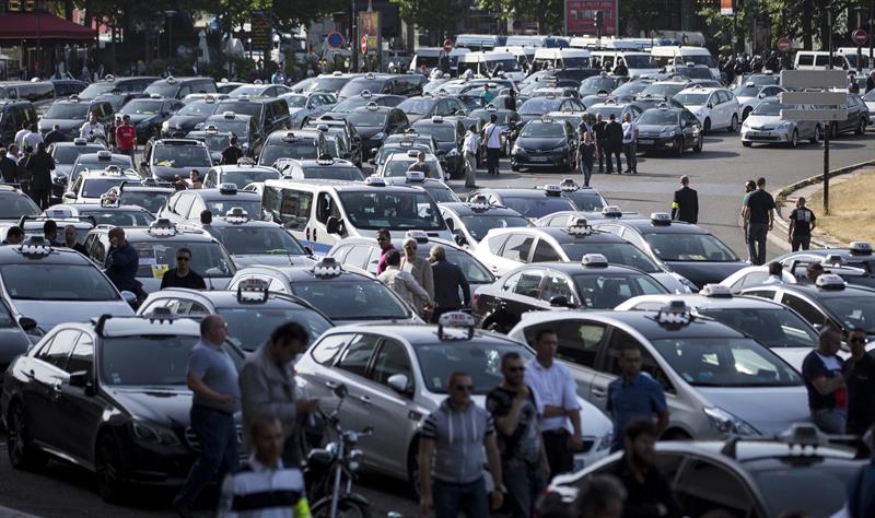 Taxistas franceses colapsan ciudades en protesta contra UberPOP