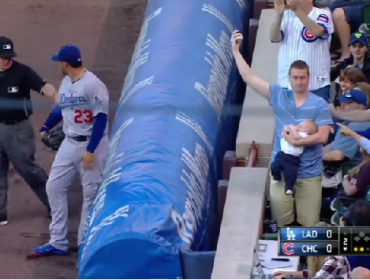 Video: Hincha atrapa una pelota de béisbol con su bebé en brazos