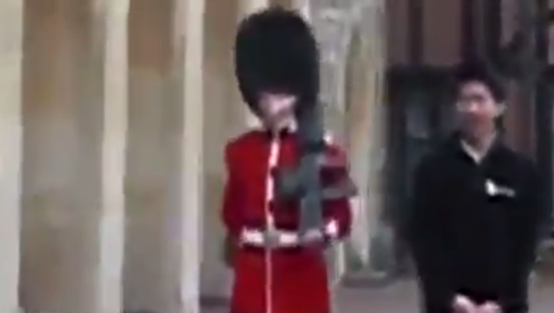 Guardia real del Palacio de Windsor apuntó a un turista con su arma