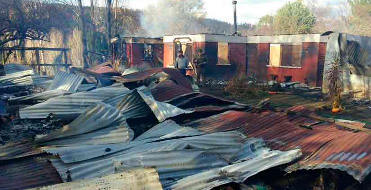 Encapuchados robaron armas y quemaron tres casas en Ercilla