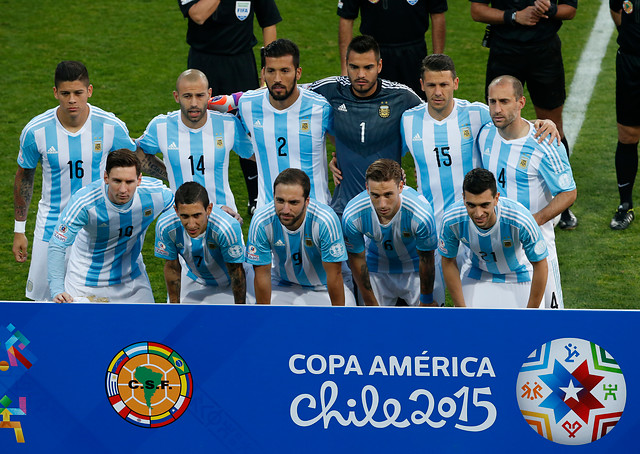 Copa América: Argentina juega con brazalete negro en memoria al padre de Maradona