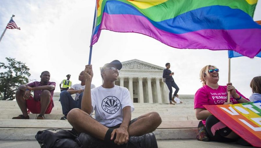 Obama celebra el "gran paso hacia la igualdad" de los homosexuales en EE.UU.