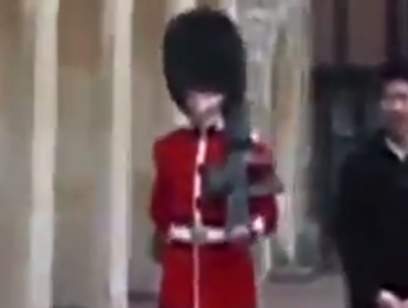 Guardia real del Palacio de Windsor apuntó a un turista con su arma