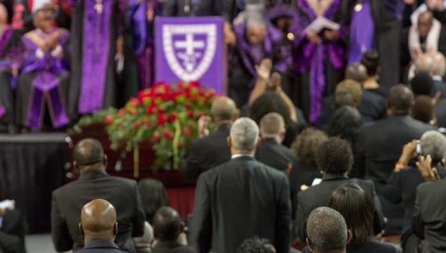 Obama habla de injusticias en funeral de víctima de masacre racista