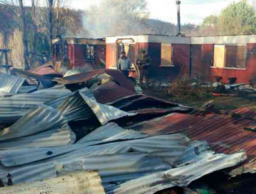 Encapuchados robaron armas y quemaron tres casas en Ercilla